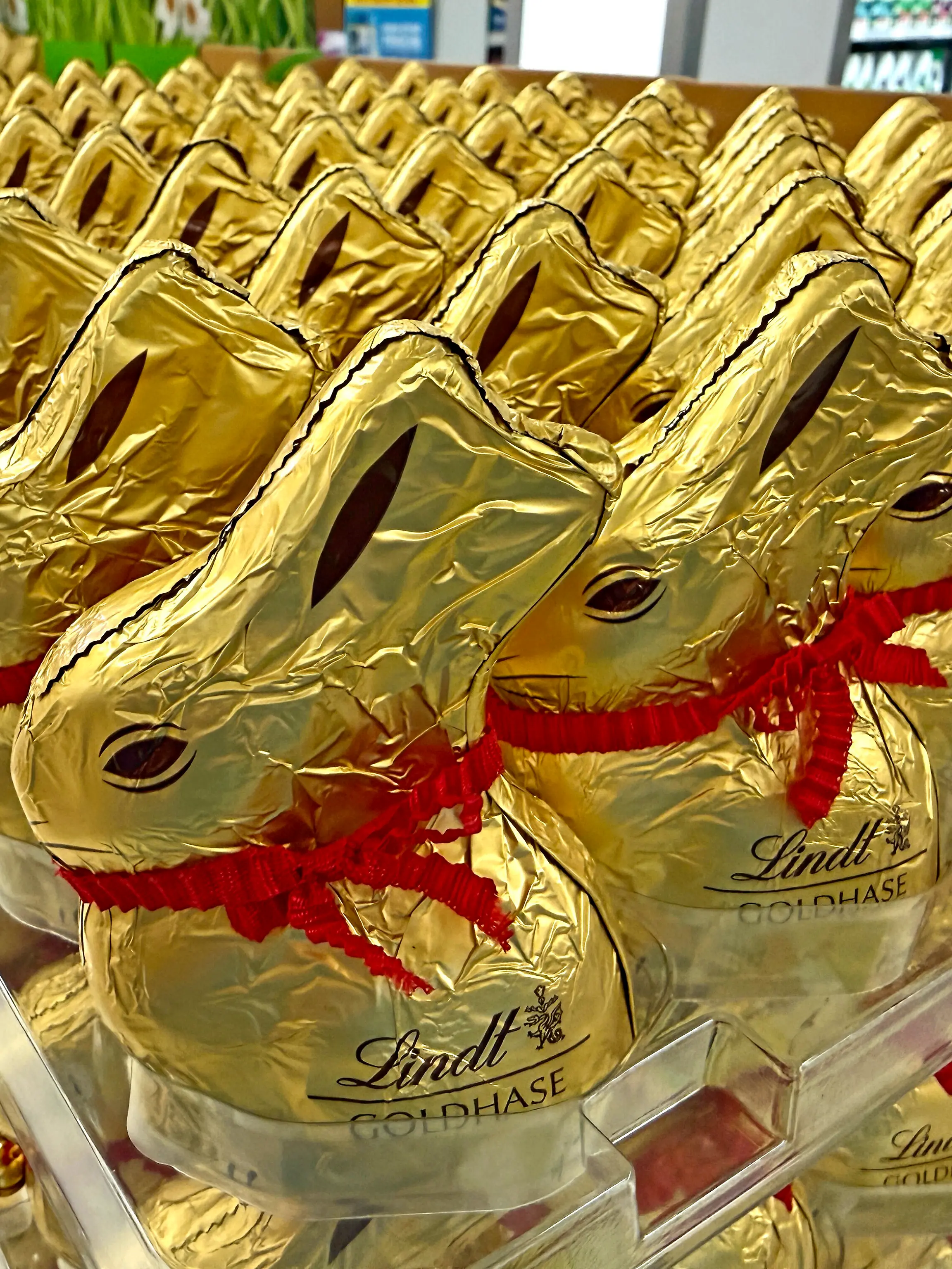 09.03.2026, Symbolbild: Ostern 2026, Der beruehmte Lindt Goldhase mit Gloeckchen im Angebot eines Supermarktes in Bayern,