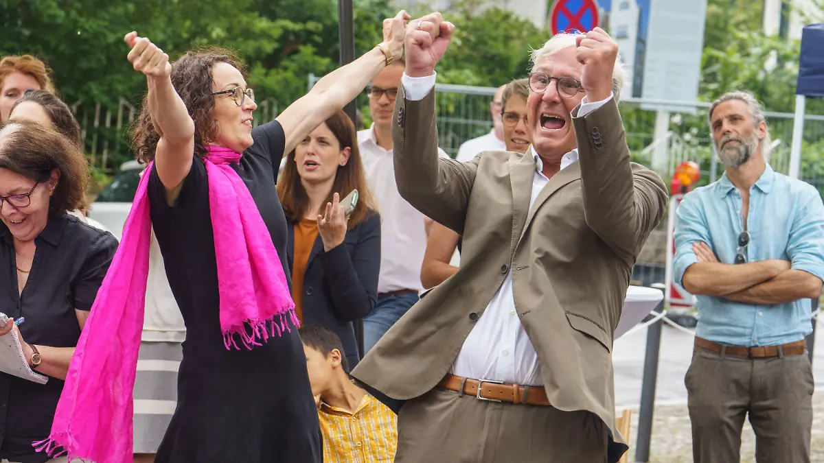 24.07.2021, Hessen, Darmstadt: Die hessische Wissenschafts- und Kunstministerin Angela Dorn (Bündnis 90/Die Grünen ) und der Darmstädter Oberbürgermeister Jochen Partsch (Grüne) bejubeln am Nachmittag die Entscheidung der Unesco. Diese hat die Künstlerkolonie Mathildenhöhe in Darmstadt als neues Welterbe ausgezeichnet. Das zuständige Komitee der UN-Organisation für Bildung, Wissenschaft, Kultur und Kommunikation (Unesco) traf die Entscheidung am Samstag auf seiner laufenden Sitzung. Foto: Frank Rumpenhorst/dpa +++ dpa-Bildfunk +++