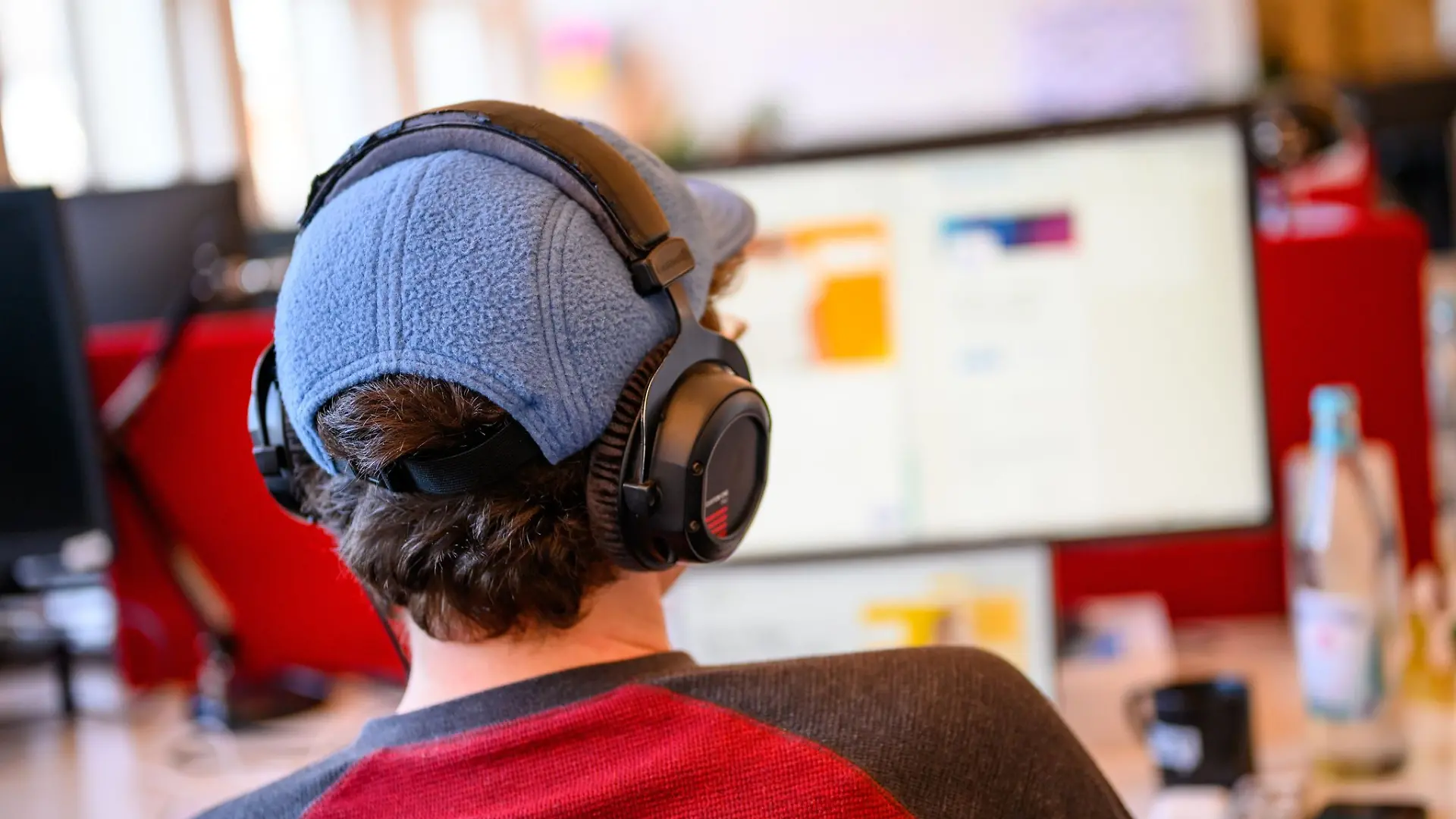 Fühlen sich Kolleginnen gestört, leidet die Arbeitsleistung oder gibt es vielleicht sogar Sicherheitsbedenken? Ist die Antwort nein, sollte Musik am Arbeitsplatz erst mal kein Problem sein.