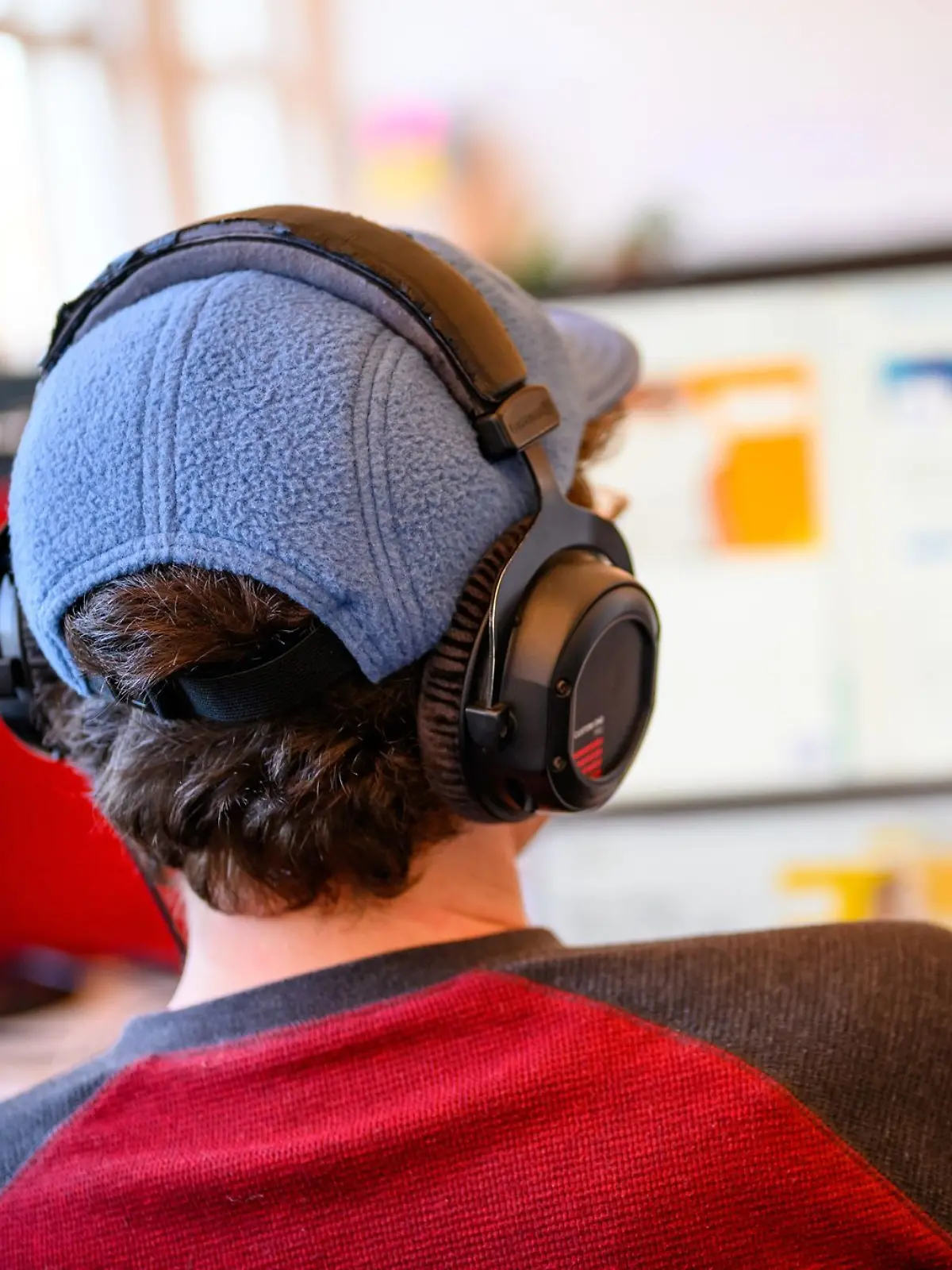 Fühlen sich Kolleginnen gestört, leidet die Arbeitsleistung oder gibt es vielleicht sogar Sicherheitsbedenken? Ist die Antwort nein, sollte Musik am Arbeitsplatz erst mal kein Problem sein. 