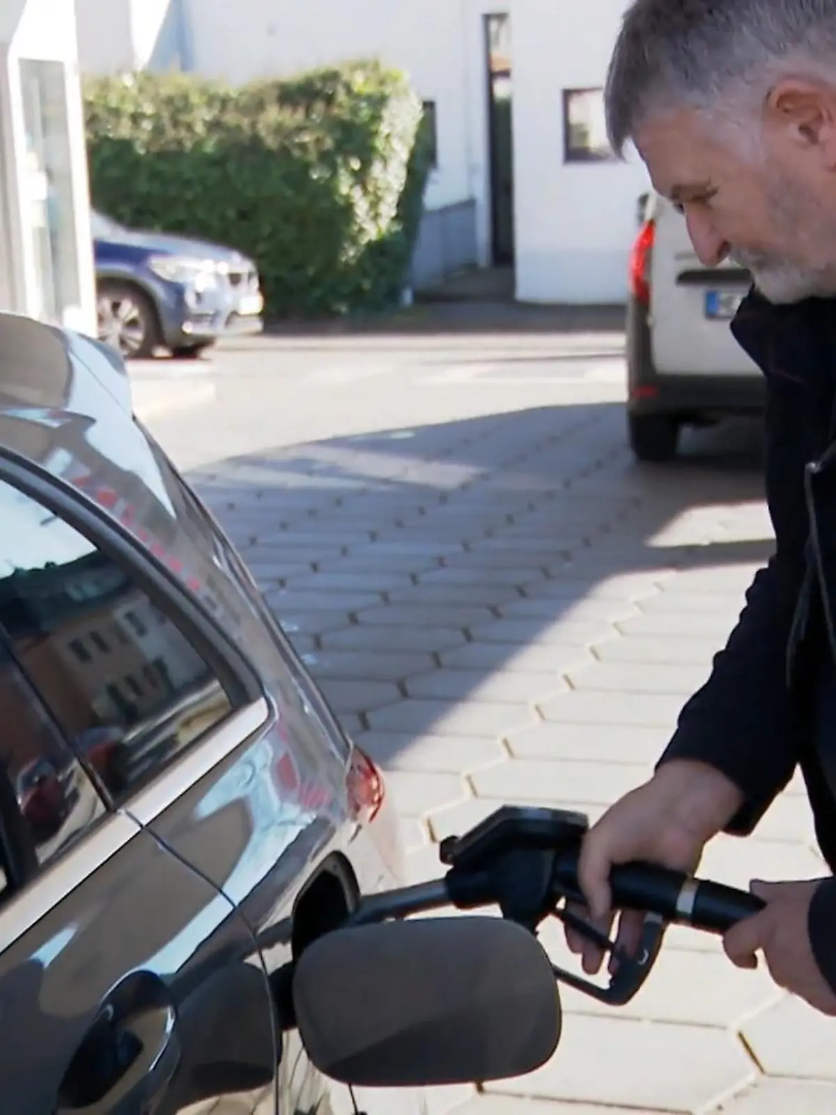 Bild zu: "Sprit-Schock in Deutschland! So viel günstiger tanken unsere Nachbarn"