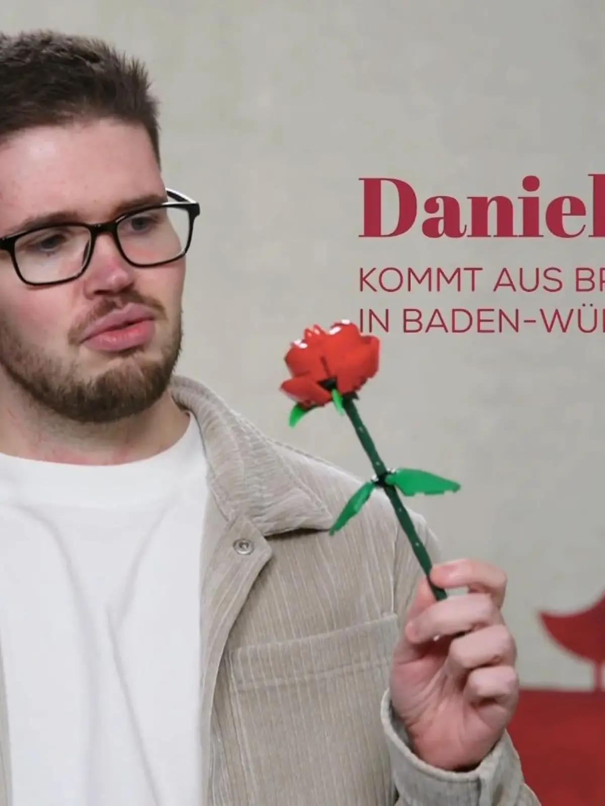 Bild zu: "Daniel will mit selbstgebastelter Rose überzeugen"