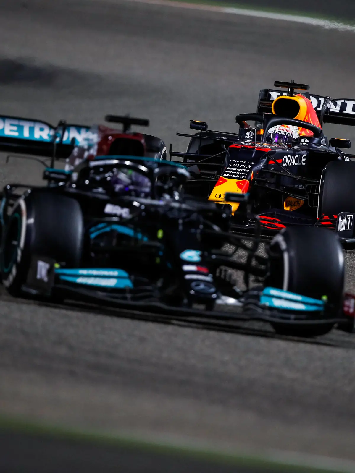  HAMILTON Lewis gbr, Mercedes AMG F1 GP W12 E Performance, VERSTAPPEN Max ned, Red Bull Racing Honda RB16B, action during Formula 1 Gulf Air Bahrain Grand Prix 2021 from March 26 to 28, 2021 on the Bahrain International Circuit, in Sakhir, Bahrain FORMULE 1 : Grand prix du Bahrein - Sakhir - Course - 28/03/2021 DPPI/Panoramic PUBLICATIONxNOTxINxFRAxITAxBEL