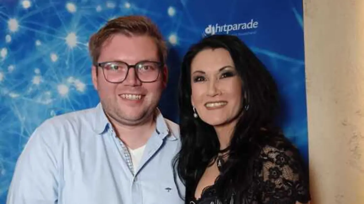 Antonia aus Tirol (bürgerlicher Name: Sandra Stumptner) im Gespräch mit RTL-Reporter Kai Franzke Jr. 