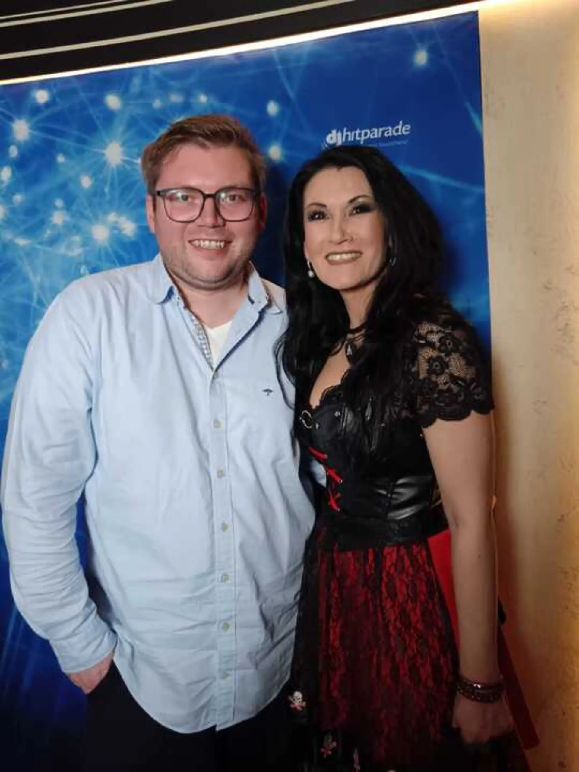 Antonia aus Tirol (bürgerlicher Name: Sandra Stumptner) im Gespräch mit RTL-Reporter Kai Franzke Jr. 