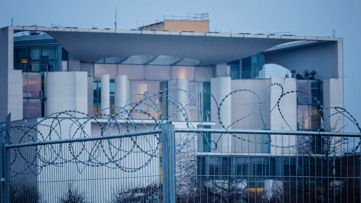 Ein mit Stacheldraht behangener Bauzaun steht am fruehen Morgen vor dem Bundeskanzleramt. Berlin, 10.03.2026.