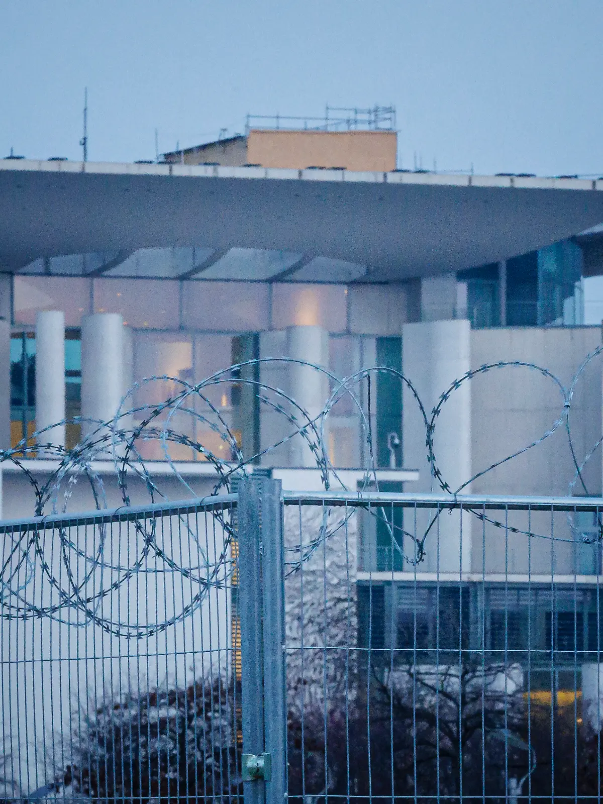 Ein mit Stacheldraht behangener Bauzaun steht am fruehen Morgen vor dem Bundeskanzleramt. Berlin, 10.03.2026.