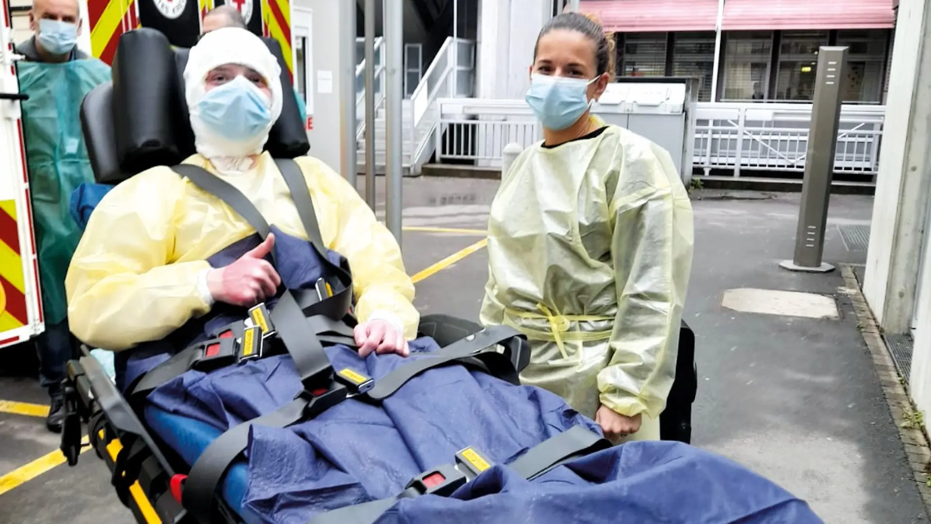 Esteban und seine Mutter bei der Verlegung nach Lausanne