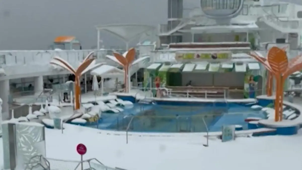 Schneemassen auf dem Sonnendeck! Wintersturm legt Kreuzfahrtschiff lahm Winterwunderland an Bord