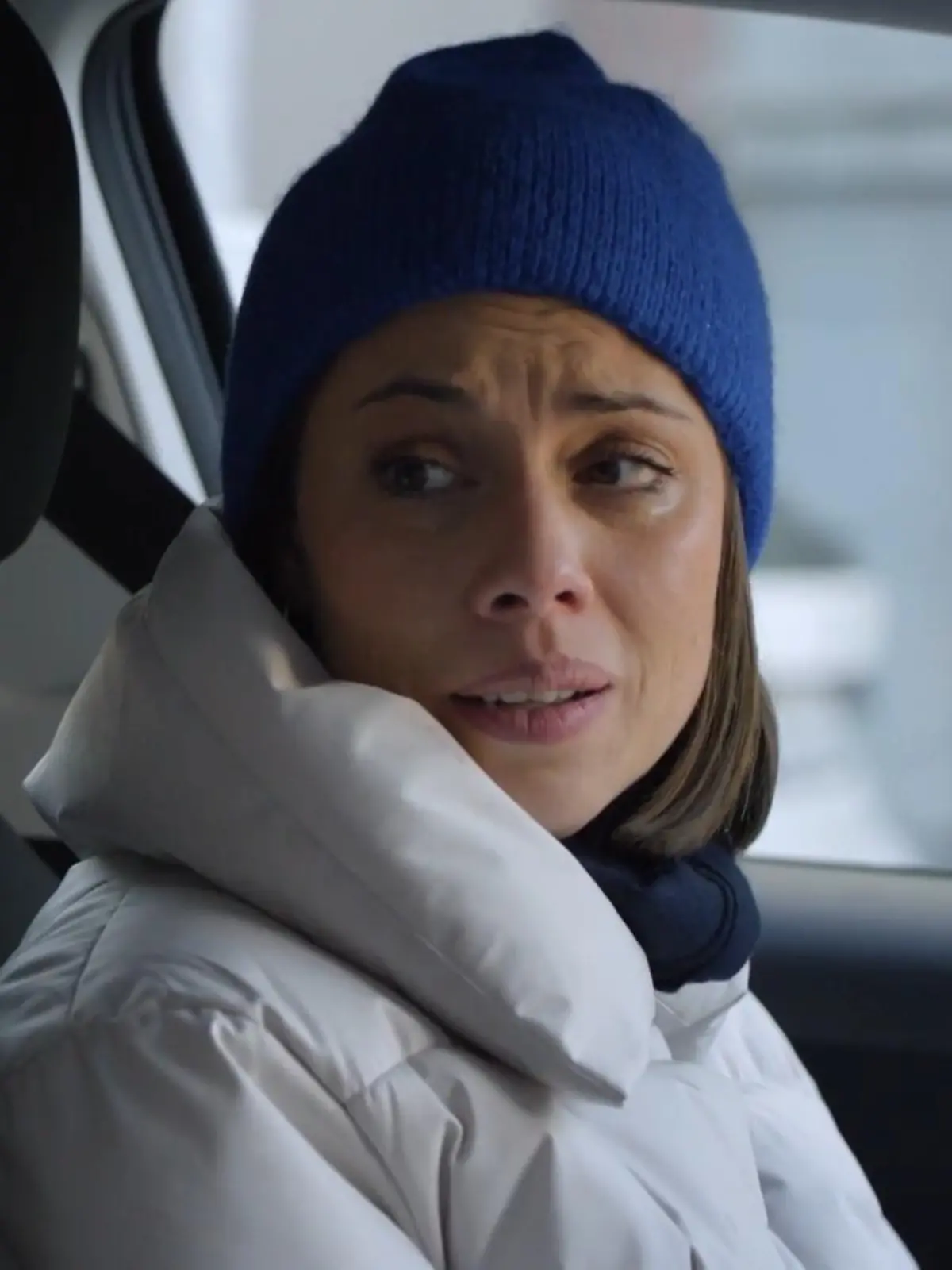 Bild zu: "Nina geht auf Matilda zu"