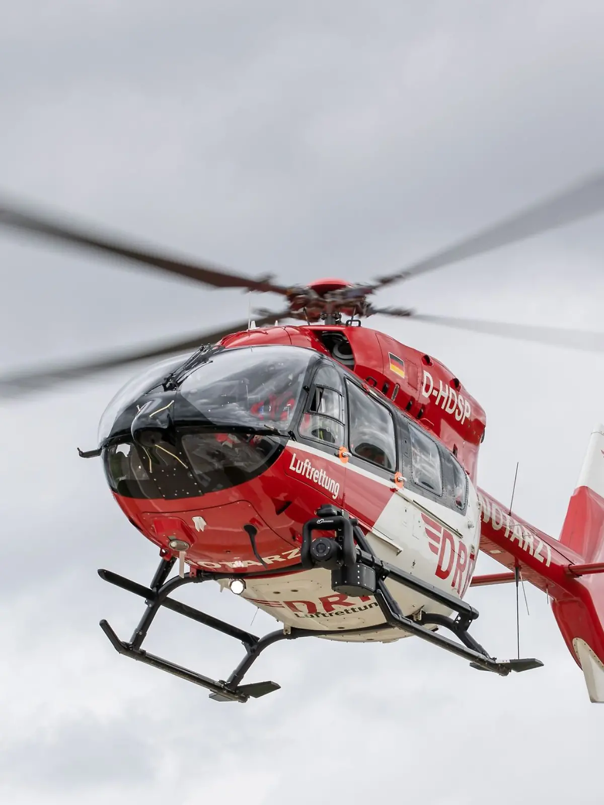 Bild zu: "Auto-Rüpel fährt Rettungshubschrauber-Piloten an und flüchtet"