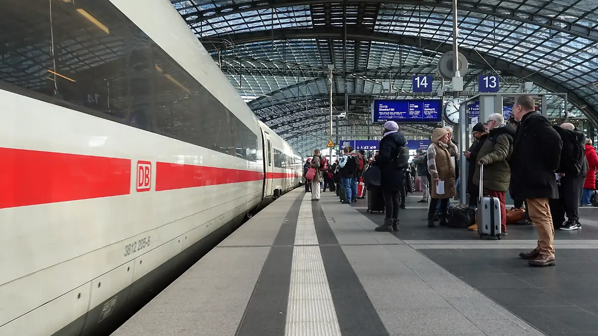 13.12.2024, Berlin, GER - Reisende und ICE im Hauptbahnhof. (Alltag, Bahn, Bahnhof, Bahnreise, Bahnreisende, Bahnstation, Bahnsteig, Bahnverkehr, befoerdern, Befoerderung, Berlin, Bundesbahn, DB, deutsch, Deutsche Bahn, Deutsche Bahn AG, Deutschland, Eisenbahn, Europa, europaeisch, Fernverkehr, Gesellschaft, Gleis, Hauptbahnhof, ICE, innen, Innenaufnahme, Inter City Express, Jahreszeit, Kaukasier, kaukasisch, Menschen, Personen, Personenbefoerderung, Personentransport, QF, Querformat, Reise, Reisende, Schiene, Schienenverkehr, Stadt, Transport, unterwegs, Urlaub, Urlauber, Urlaubszeit, Verkehr, verreisen, Westeuropa, Winter, Wirtschaft, Zug) 241213D821BERLIN.JPG