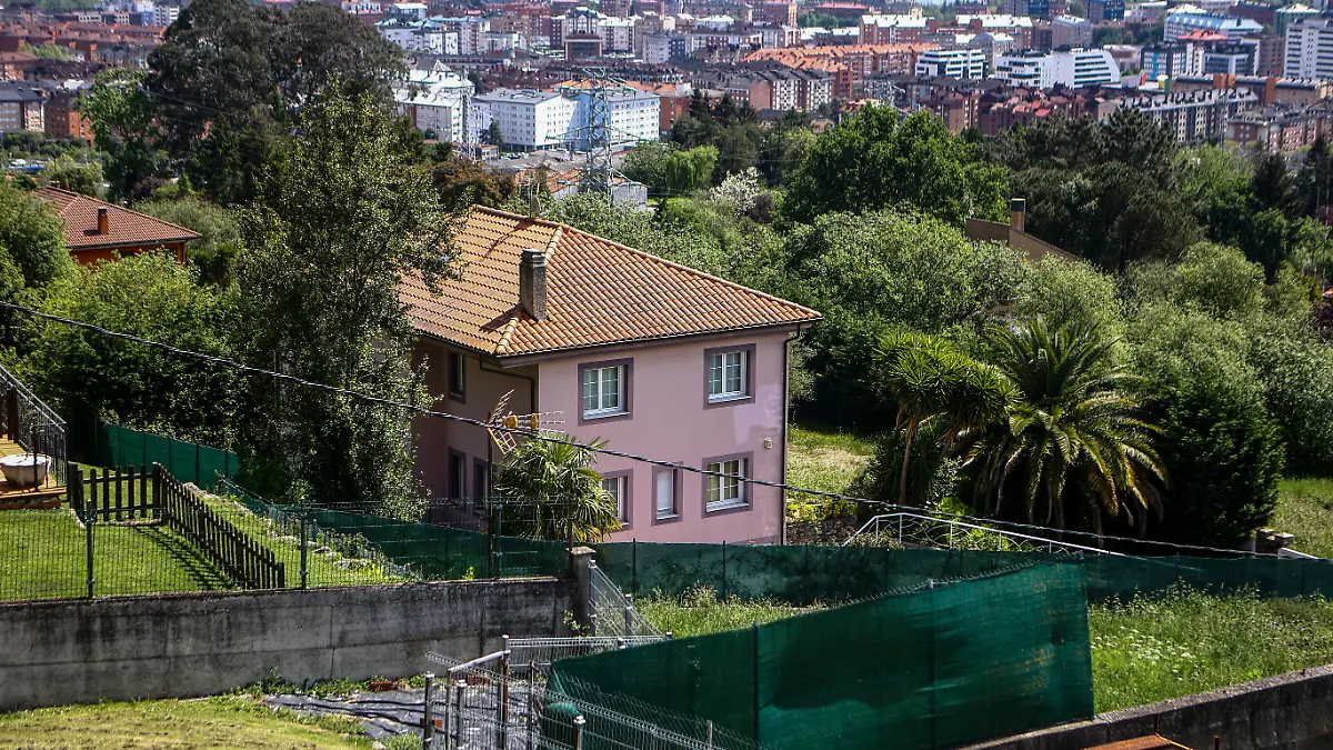 This picture shows the house where a couple held their children captive for more than three years in Fitora-Toleo, a parish of the northern Spanish town of Oviedo, on April 30, 2025. A German couple who had been living cut off from the world and keeping their children sequestered for more than three years was arrested today in Oviedo, northwestern Spain, after the discovery of what the media have dubbed "the house of horrors." The children eight-year-old twins and an older sibling aged ten were not attending school, were "neglected," and lived "surrounded by garbage," the local police said at a press conference today. (Photo by Pablo LORENZANA / AFP)