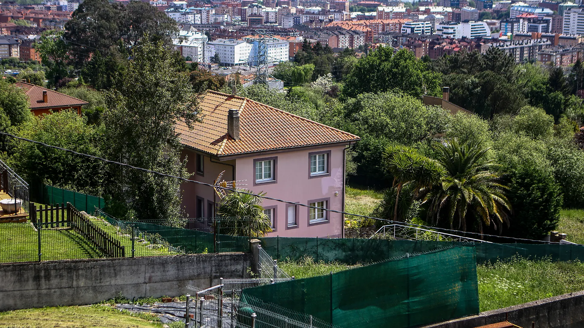 This picture shows the house where a couple held their children captive for more than three years in Fitora-Toleo, a parish of the northern Spanish town of Oviedo, on April 30, 2025. A German couple who had been living cut off from the world and keeping their children sequestered for more than three years was arrested today in Oviedo, northwestern Spain, after the discovery of what the media have dubbed "the house of horrors." The children eight-year-old twins and an older sibling aged ten were not attending school, were "neglected," and lived "surrounded by garbage," the local police said at a press conference today. (Photo by Pablo LORENZANA / AFP)