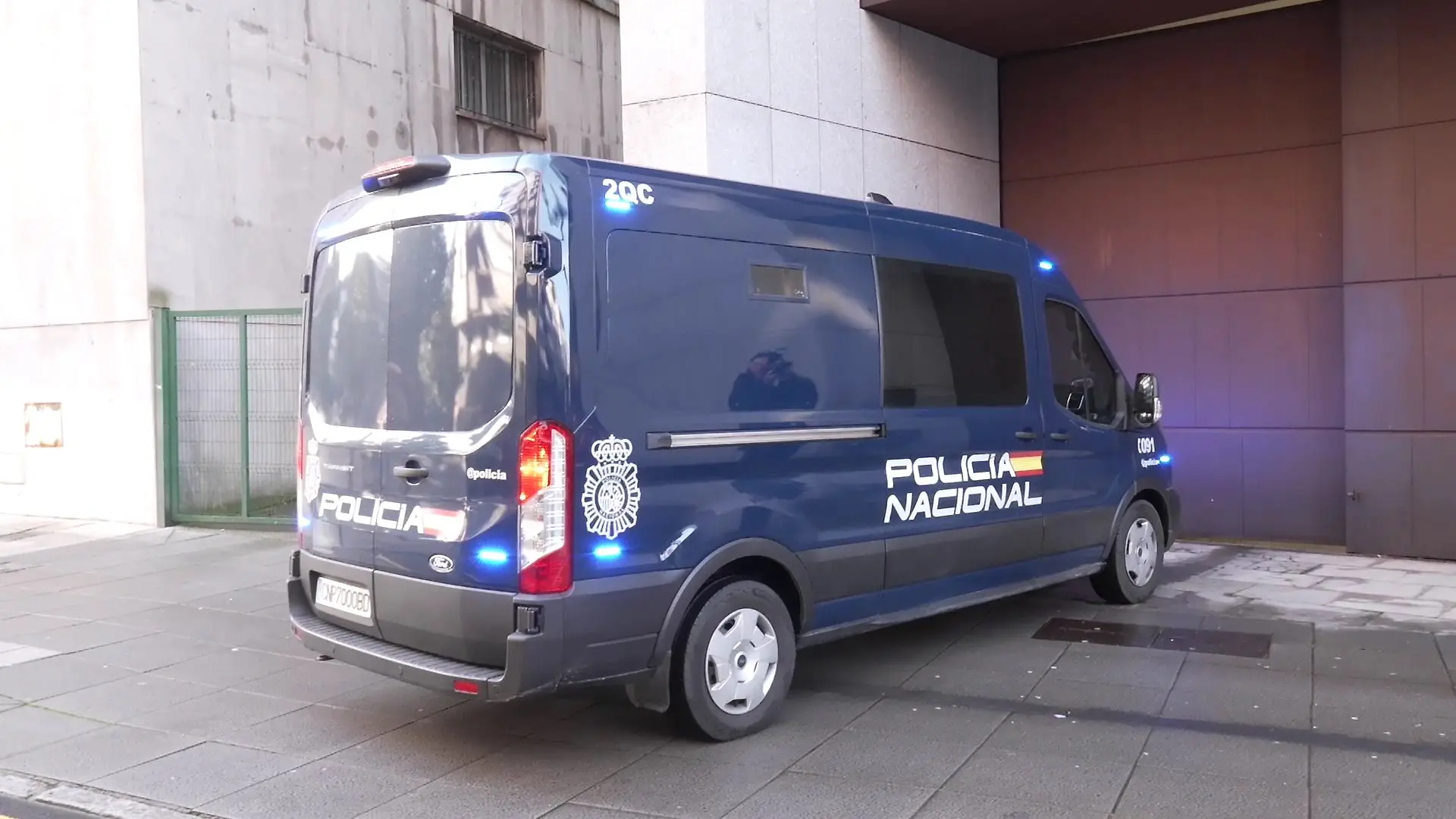 Polizeifahrzeug bringt Angeklagte ins Gericht