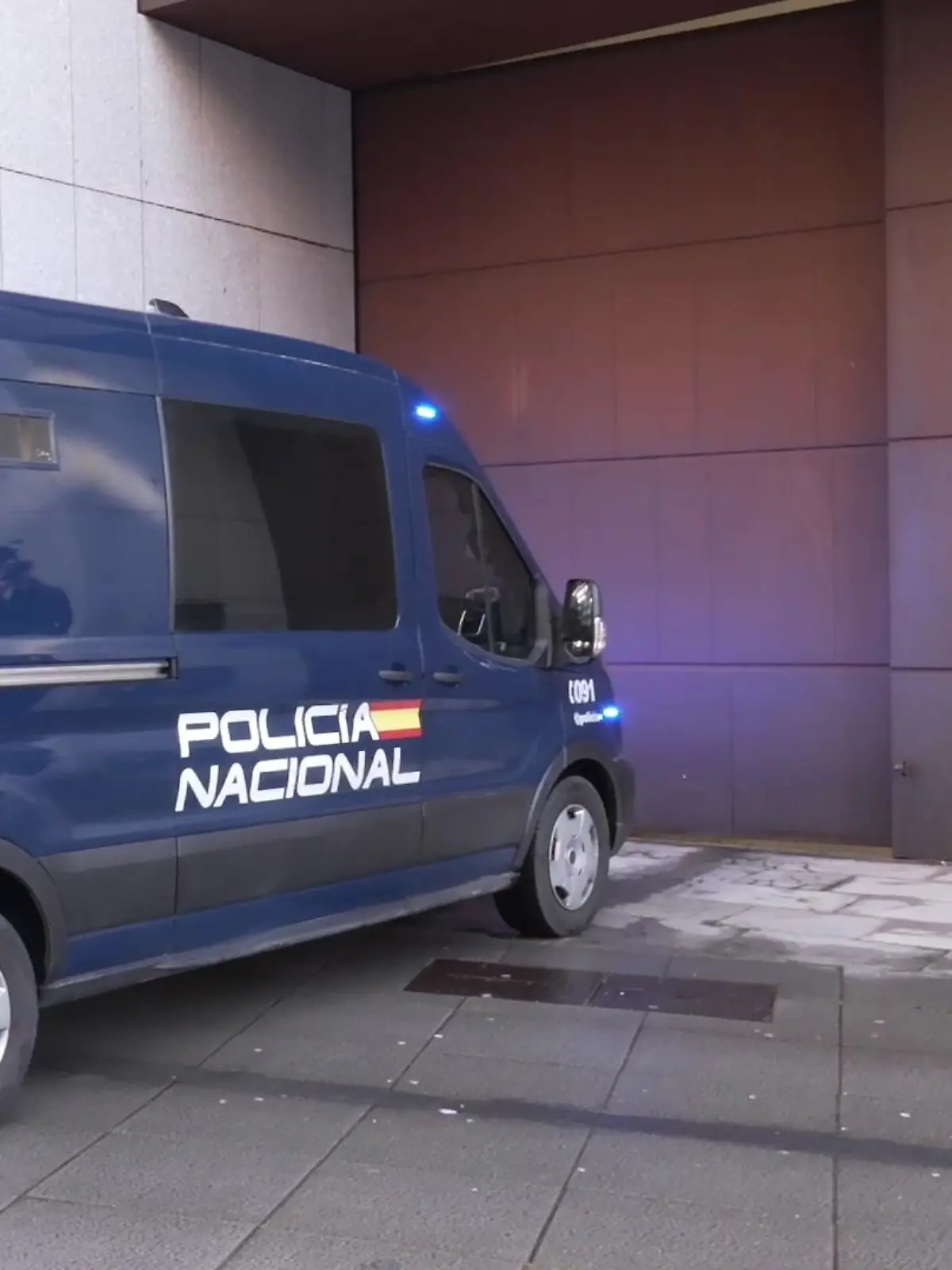 Polizeifahrzeug bringt Angeklagte ins Gericht