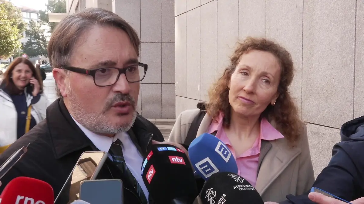 Verteidiger der Eltern sprechen vor dem Gericht mit RTL