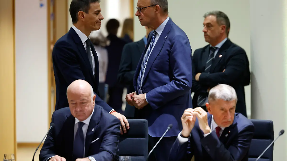 Germany's Chancellor Friedrich Merz, rear center, speaks with Spain's Prime Minister Pedro Sanchez, rear left, during a round table meeting at the EU summit in Brussels, Thursday, Jan. 22, 2026. (AP Photo/Geert Vanden Wijngaert)