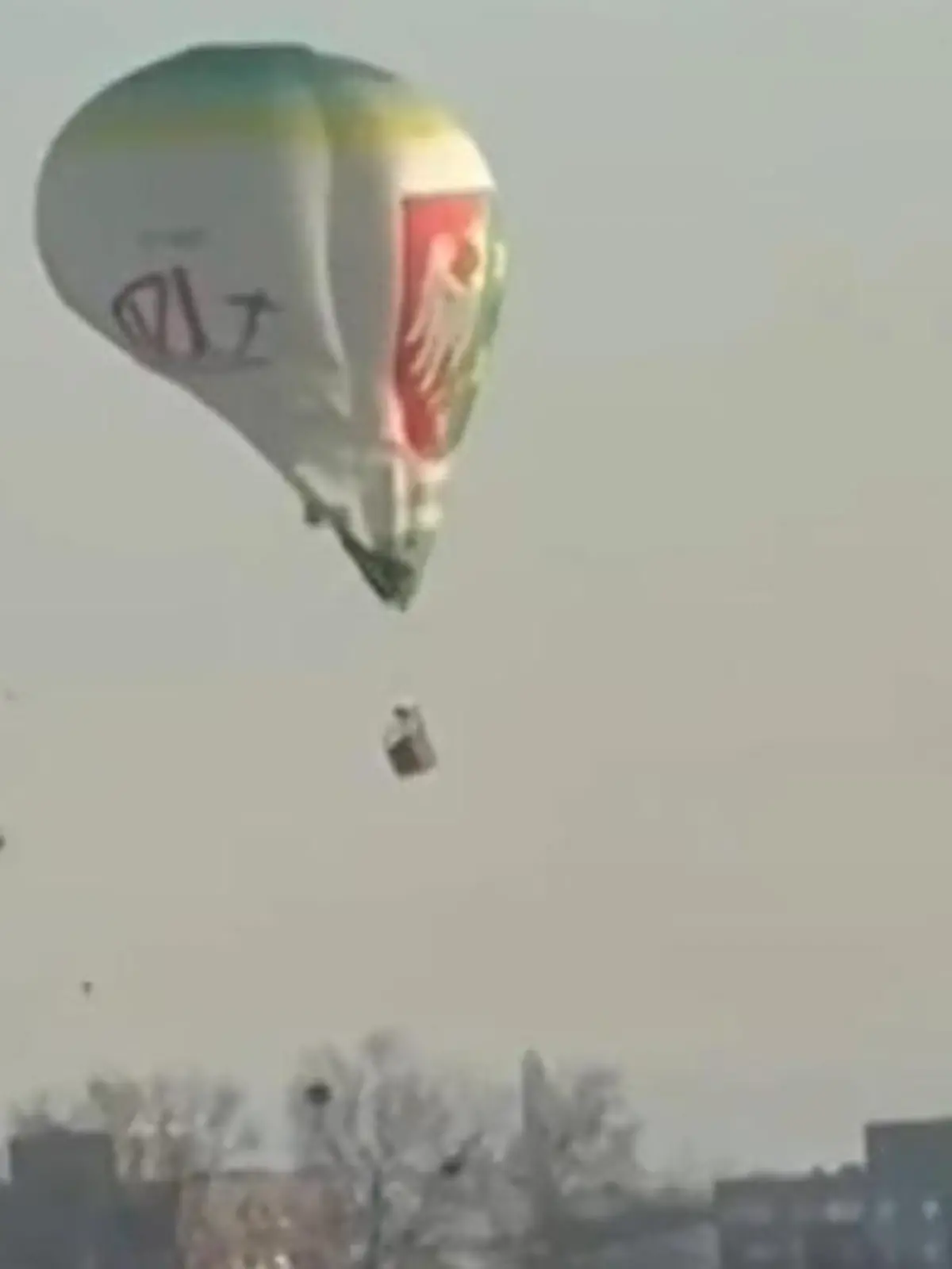 Bild zu: "Heißluftballon streift Gebäude – junge Pilotin (28) stürzt aus Korb und stirbt"