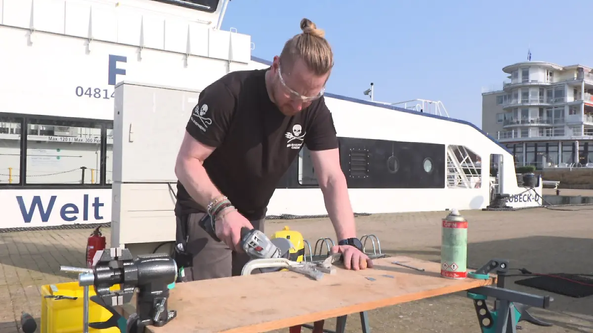 Carsten Mannheimer baut im Hafen von Travemünde ein spezielles Schneidewerkzeug für den Meeresriesen.
