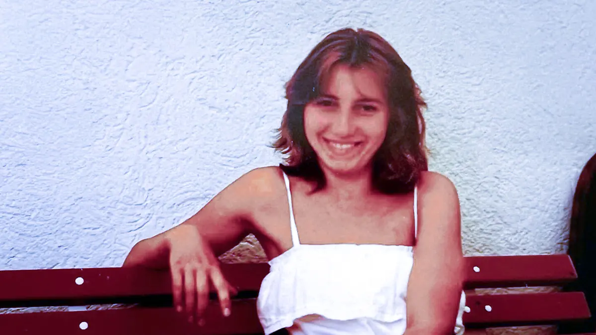 HANDOUT - 05.07.2024, Bayern, Aschaffenburg: Das undatierte Handout der Kriminalpolizei Aschaffenburg für den Cold Case «Maria Köhler» zeigt das Opfer Maria Köhler auf einer Bank. (zu dpa: «Mordanklage im Cold Case Maria mehr als 41 Jahre nach Tat») Foto: -/Kriminalpolizei Aschaffenburg/dpa - ACHTUNG: Nur zur redaktionellen Verwendung im Zusammenhang mit der aktuellen Berichterstattung und nur mit vollständiger Nennung des vorstehenden Credits +++ dpa-Bildfunk +++