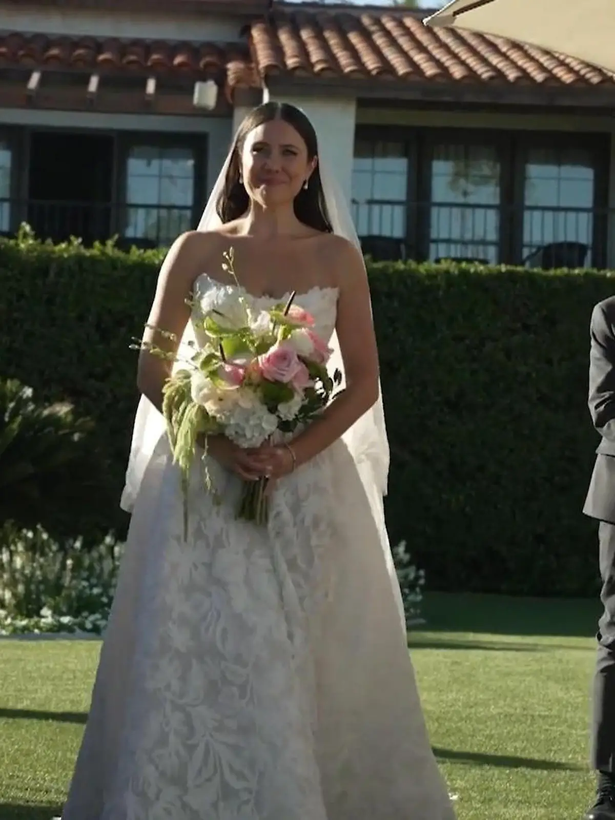 Bild zu: "Um totem Vater nah zu sein! Braut zieht DIESE Schuhe zur Hochzeit an"