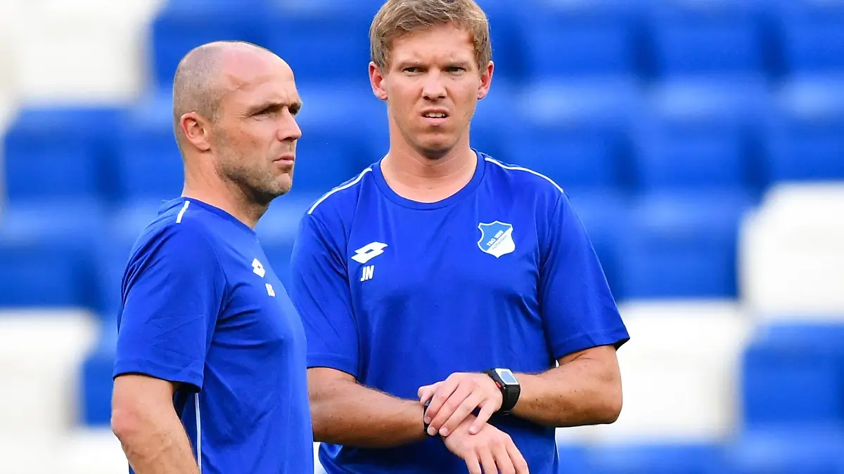 ARCHIV - 14.08.2017, Baden-Württemberg, Sinsheim: Fußball: Champions League - Qualifikation, 1899 Hoffenheim - FC Liverpool, Training in der Rhein-Neckar-Arena. Hoffenheims Trainer Julian Nagelsmann (r) spricht mit Co-Trainer Alfred Schreuder. (zu dpa: «Nagelsmann zu Nachfolger in Hoffenheim: «Sinnvolle Verpflichtung» ») Foto: Uwe Anspach/dpa +++ dpa-Bildfunk +++