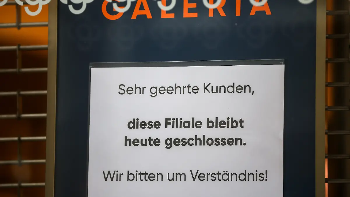 Hinweisschild im Schaufenster der Galeria Kaufhof in Leipzig. Die Filiale am Neumarkt schließt Ende Juni 2023.