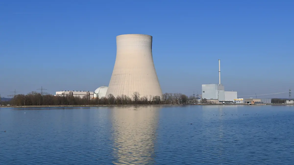 Das stillgelegte,abgeschaltetet Kernkraftwerk Isar 2,(Abkuerzung KKI), auch Kernkraftwerk Isar / Ohu liegt in Niederbayern, 14 Kilometer flussabwaerts von Landshut auf dem Gebiet des Marktes Essenbach.Kuehlturm. ?