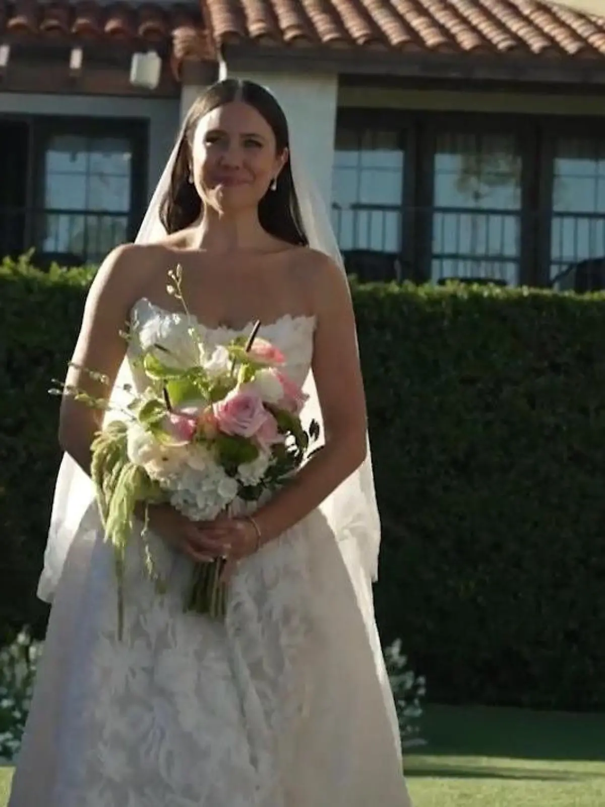 Bild zu: "Um totem Vater nah zu sein! Braut zieht DIESE Schuhe zur Hochzeit an"