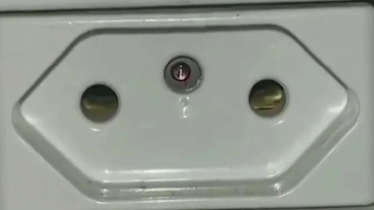 Heimlich auf Firmen-Klo gefilmt! Frau findet Spionagekamera im Badezimmer Weil es in Steckdose blinkt