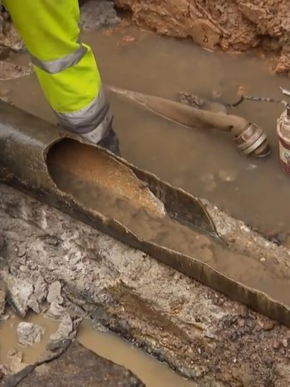 Bild zu: "Wasserrohrbruch in Wuppertal – mit Folgen"