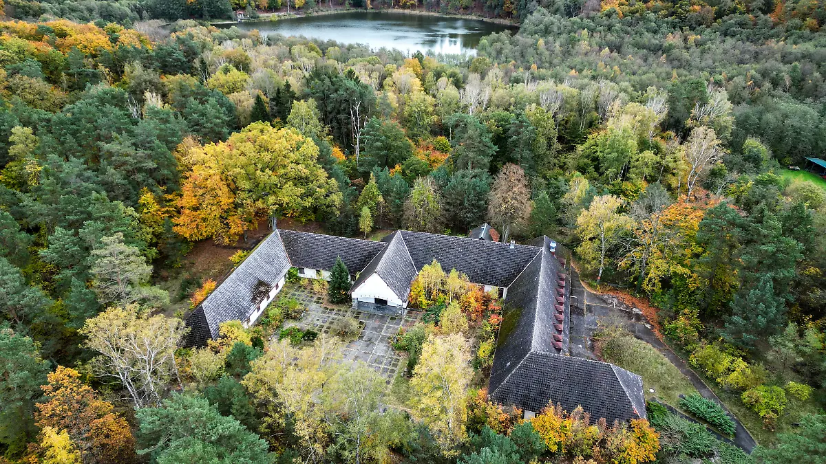 Die Villa auf dem Bogensee-Areal (Aufnahme mit Drohne). Das Areal wird temporär für Führungen und Besichtigungen an die Gemeinde Wandlitz übergeben. Auf dem Areal in einem Waldgebiet nordöstlich von Berlin hatte sich NS-Propagandaminister J. Goebbels ein Landhaus bauen lassen. Seit dem Jahr 2000 ist das Areal ungenutzt und verfällt.