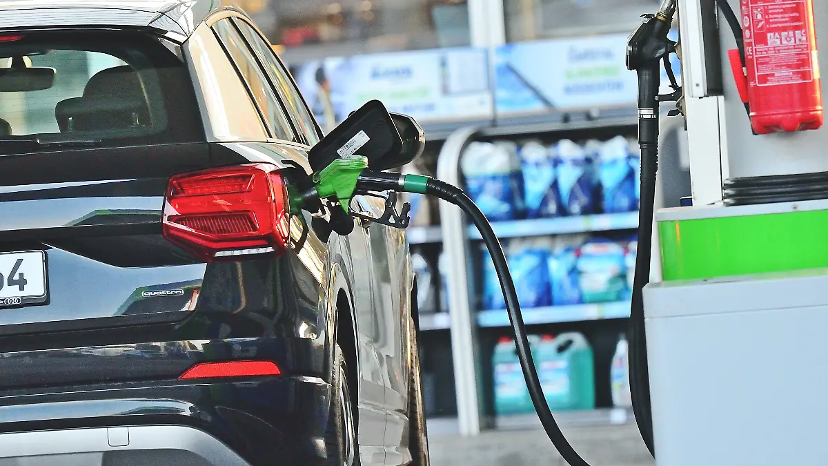 Auto beim Tanken an einer Heidelberger Tankstelle. Der Preisanstieg in der ersten Oktoberhälfte 2021 ist deutlich.
