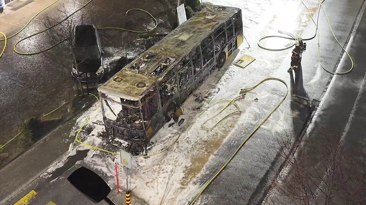 Das ausgebrannte Bus-Wrack