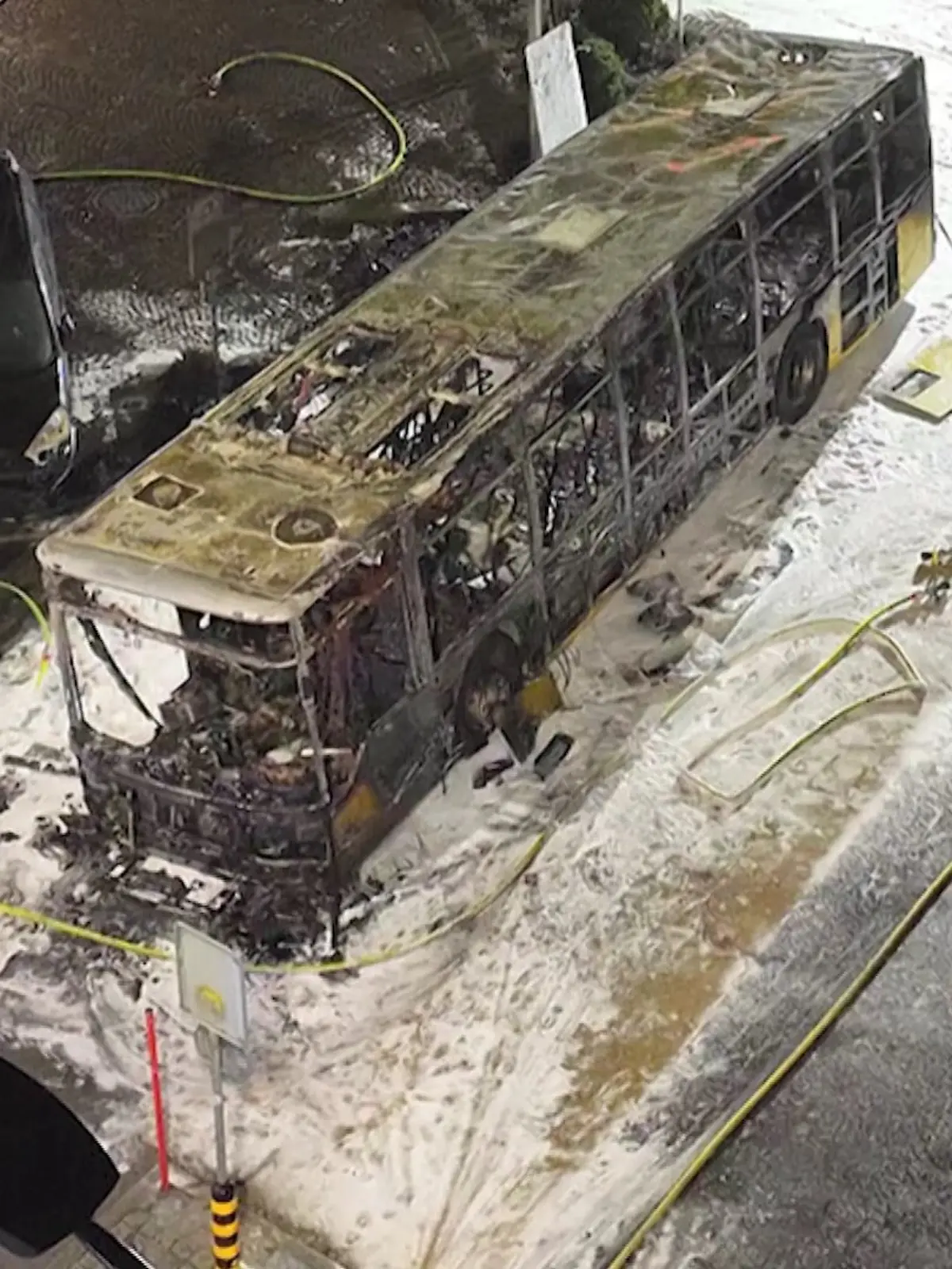 Das ausgebrannte Bus-Wrack