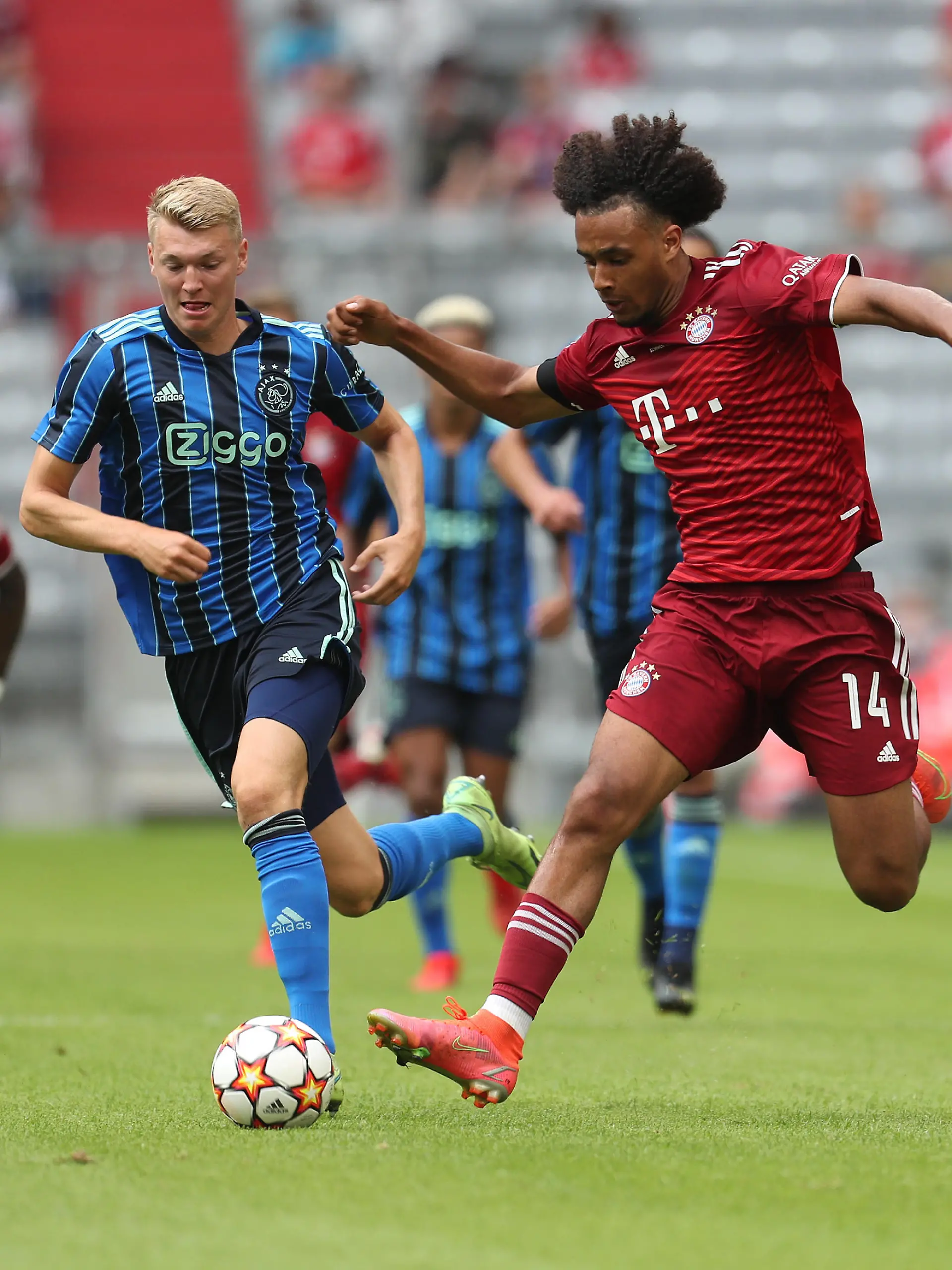 MUNICH, GERMANY - JULY 24: Joshua Zirkzee (R) of FC Bayern Muenchen fights for the ball with Perr Schuurs of Ajax Amsterdam during the Audi Football Summit match between FC Bayern Muenchen and Ajax Amsterdam at Allianz Arena on July 24, 2021 in Munich, Germany. (Photo by Alexandra Beier/Getty Images)