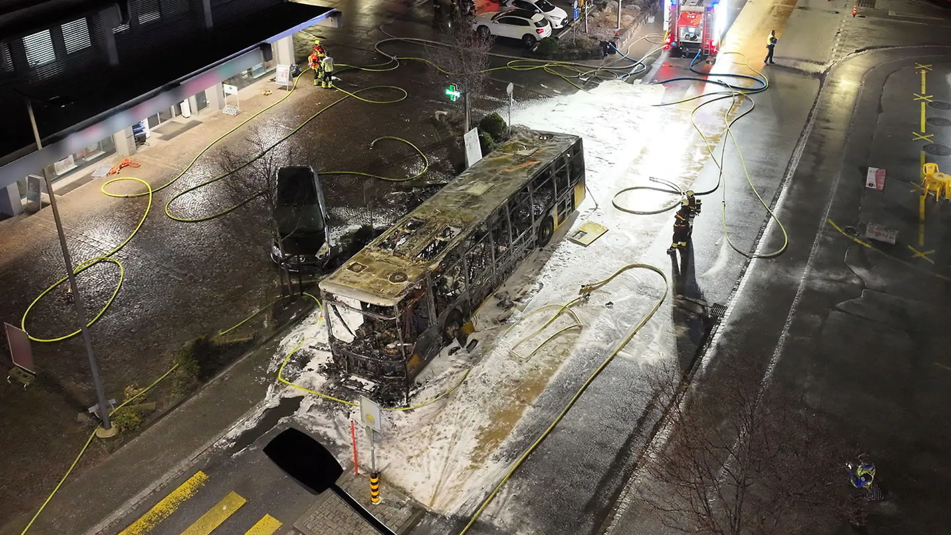 epi_1011291800_REUTERSFOTO_2026-03-11T054407Z 1311525639 RC2V1KAFZ7L5 RTRMADP 3 SWISS-FIRE-KERZERS.JPG_Deadly bus fire inci.jpg