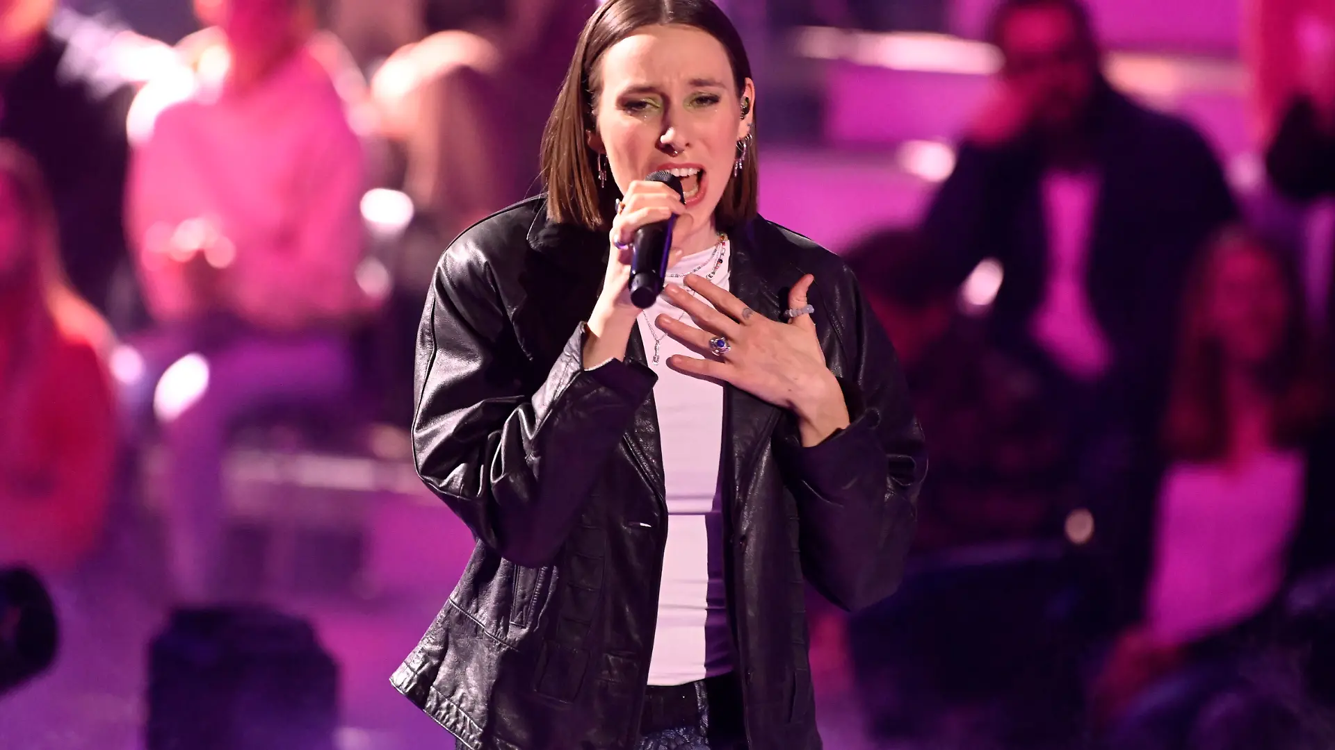 Malou Lovis möchte auch mit ihren Songs Sichtbarkeit für queere Menschen schaffen