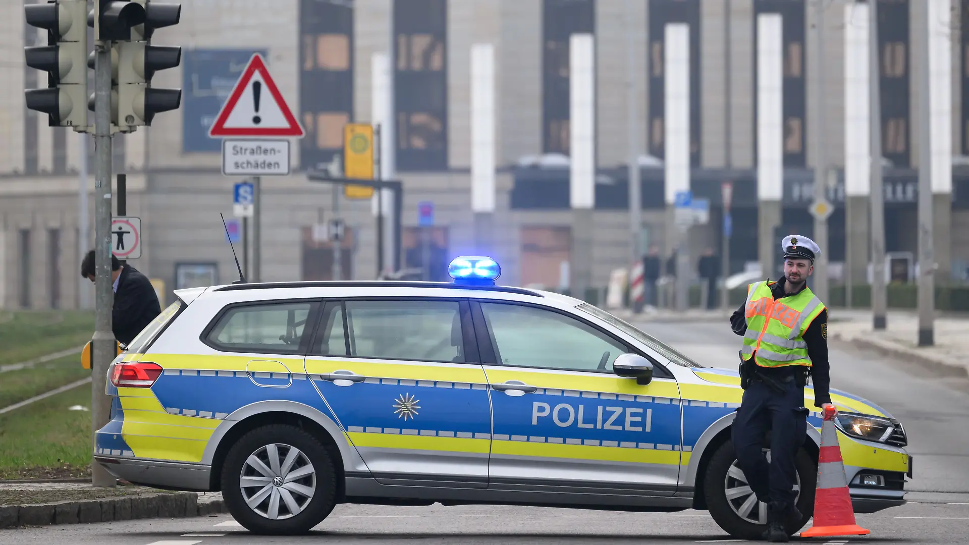 Ein Polizist sperrt während einer Evakuierung der Innenstadt die Große Meißner Straße ab. Der Einsatz zur Entschärfung einer Weltkriegsbombe an der früheren Carolabrücke in Dresden hat begonnen.