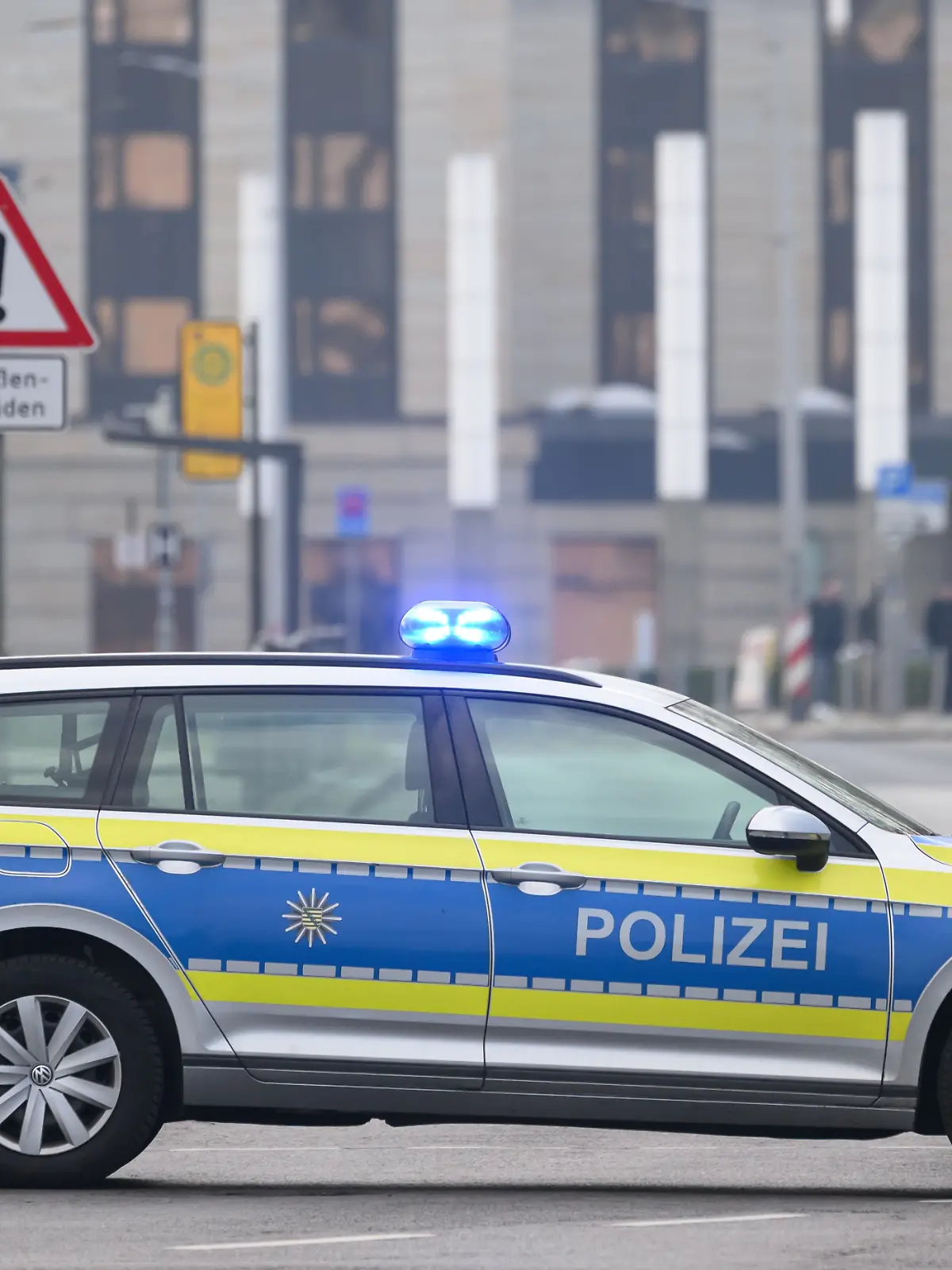 Ein Polizist sperrt während einer Evakuierung der Innenstadt die Große Meißner Straße ab. Der Einsatz zur Entschärfung einer Weltkriegsbombe an der früheren Carolabrücke in Dresden hat begonnen. 