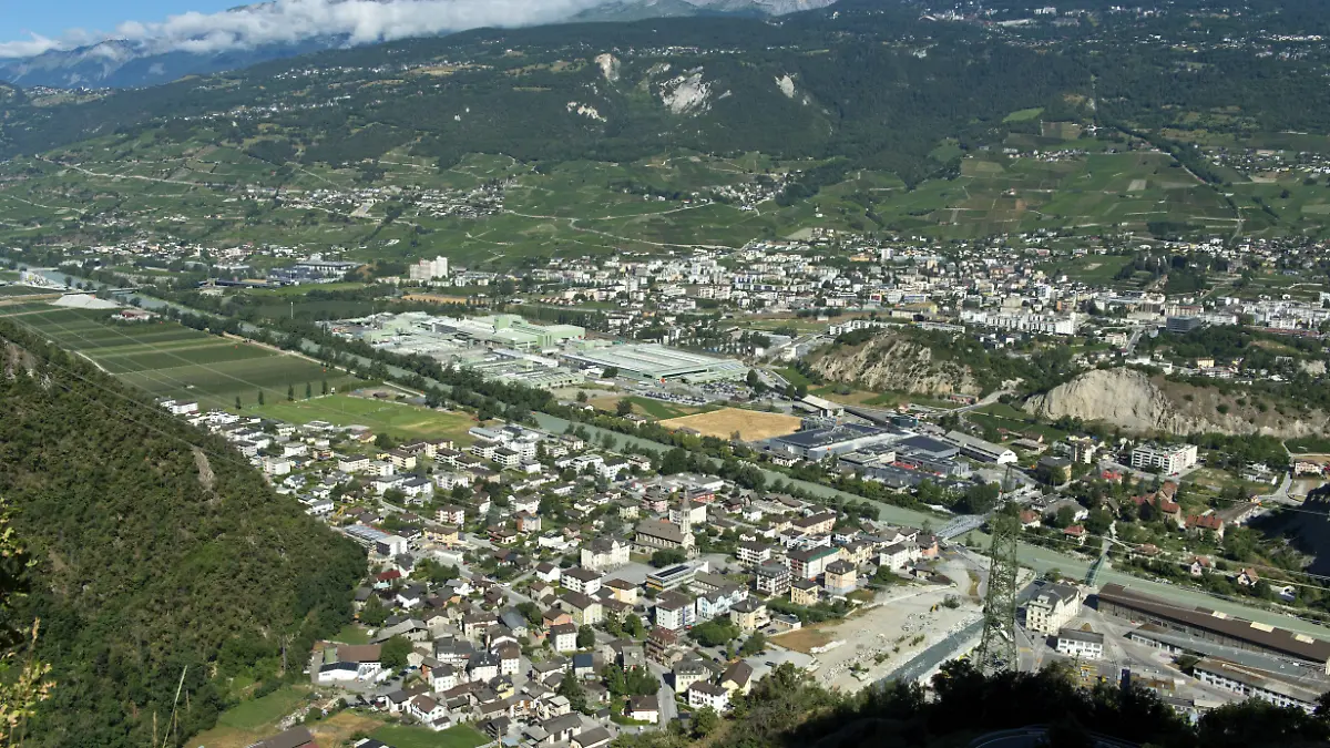 Die Orte Chippis, vorn, und Sierre, hinten, im Rhonetal, die Produktionsanlagen des Aluminiumuntertnehmens Novelis Switzerland SA in der Bildmitte, Sierre, Wallis, Schweiz The towns of Chippis, foreground, and Sierre, background, in the Rhone Valley, the production facilities of the aluminium company Novelis Switzerland SA in the centre of the picture, Sierre, Valais, Switzerland Copyright: imageBROKER/GuenterxFischer iblgva14364546.jpg Bitte beachten Sie die gesetzlichen Bestimmungen des deutschen Urheberrechtes hinsichtlich der Namensnennung des Fotografen im direkten Umfeld der Veröffentlichung