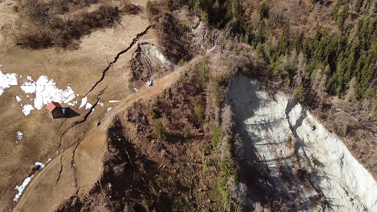 Aus der Luft ist ein Riss im Erdreich an einem Hang im Val d'Anniviers zu sehen. Die Bruchlinie ist inzwischen 250 Meter lang und zwischen 80 Zentimetern und einem Meter breit. Der Spalt wächst jeden Tag um etwa zwei bis vier Millimeter. Sollte das Erdreich abrutschen, droht Gefahr für Teile eines Dorfes. +++ dpa-Bildfunk +++