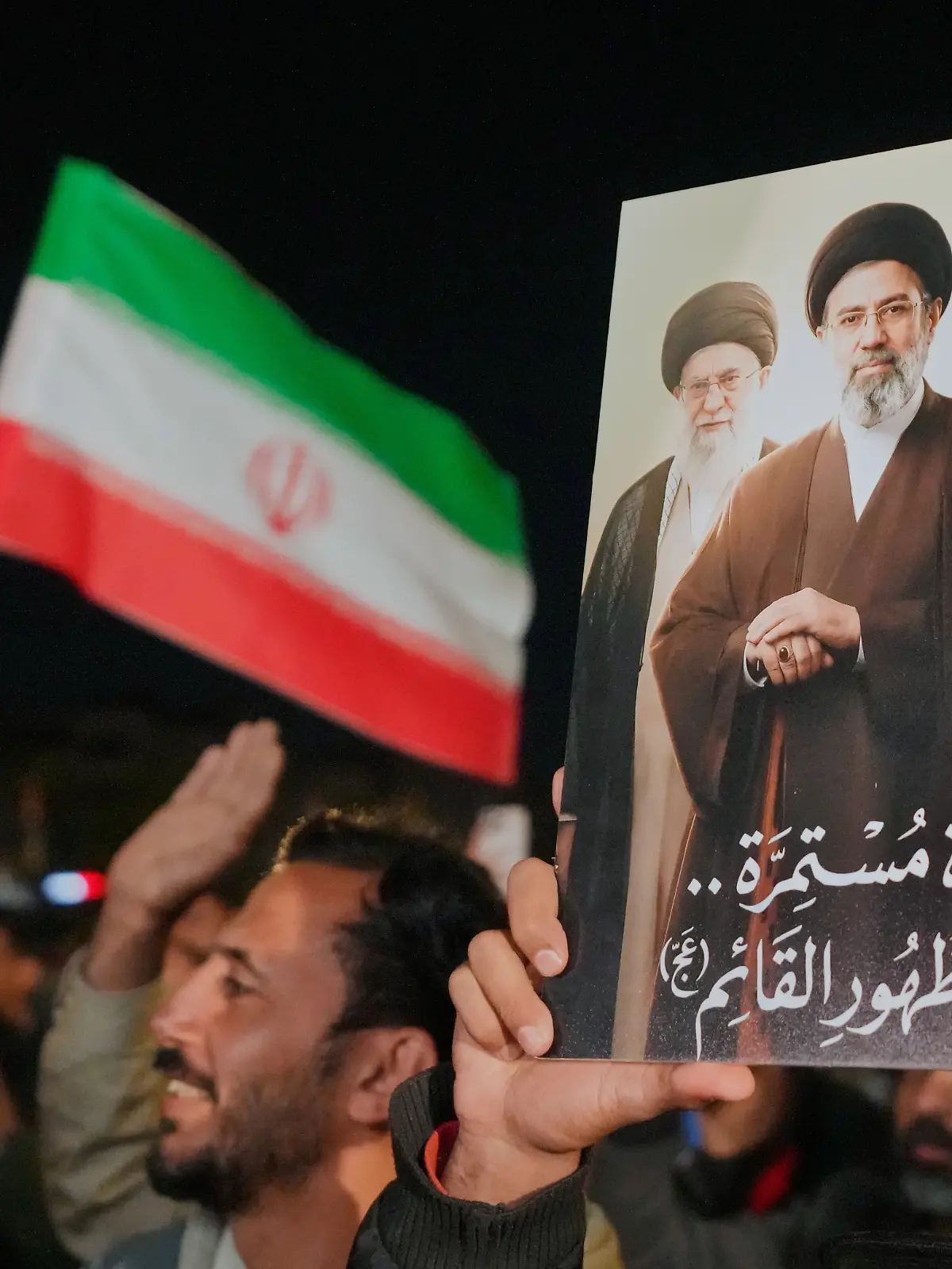 Demonstranten schwenken iranische Flaggen und halten ein Bildnis des verstorbenen Obersten Führers des Iran, Ajatollah Ali Chamenei, und seines Sohnes Modschtaba Chamenei, um seine Wahl zum neuen Obersten Führer des Iran zu unterstützen. +++ dpa-Bildfunk +++