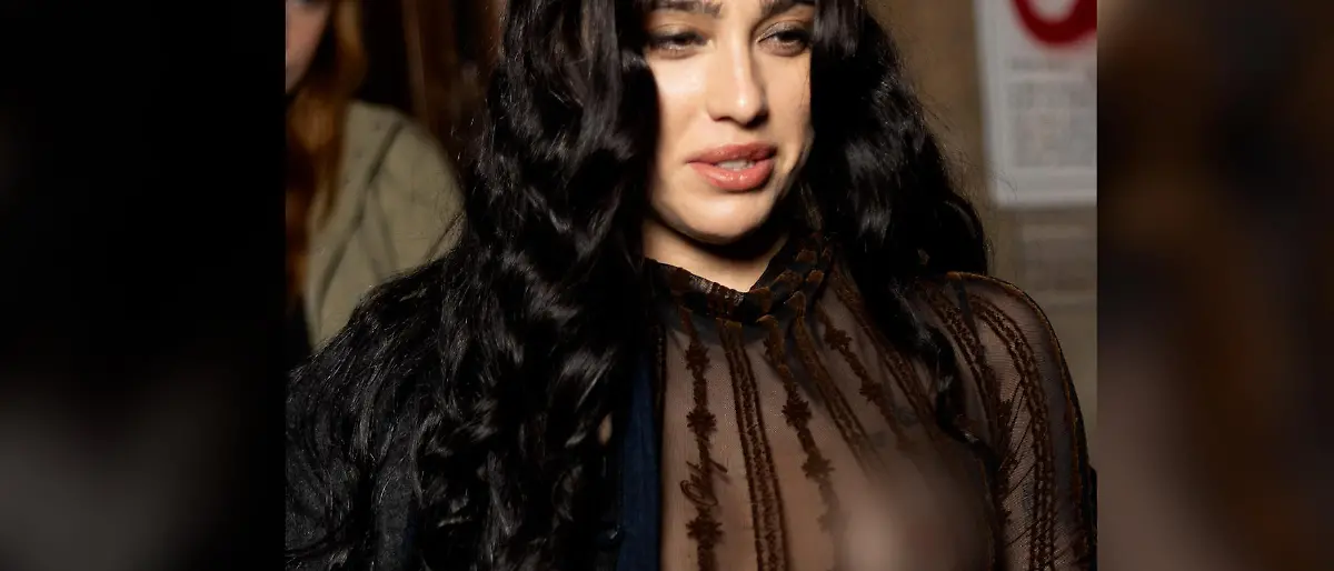 Bild zu: "Promitochter zeigt Brüste! Transparent-Kleid offenbart obenrum ALLES"