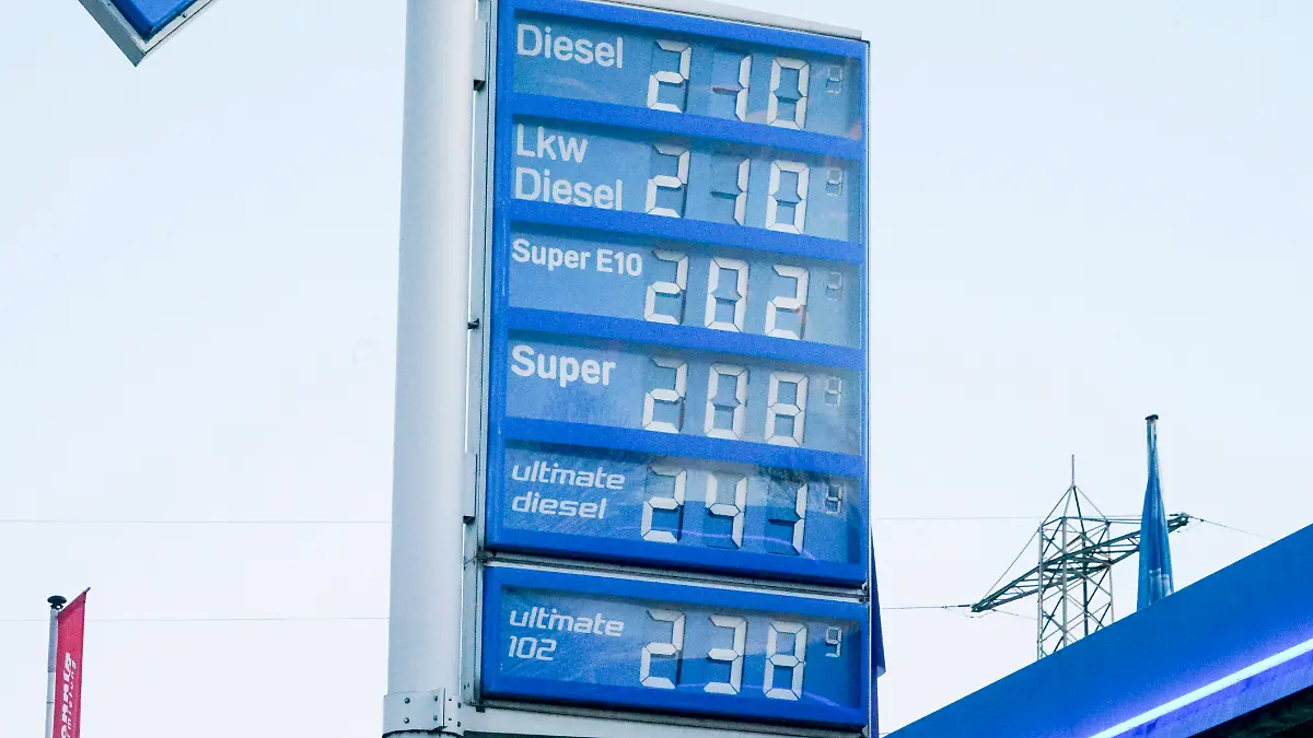 cntv / Benzinpreise Digital Anzeige Tafel bei einer Aral Tankstelle Liter Preise fuer Benzin E10 Super Diesel zwischen 21,149 und 2,410 pro Liter Hamburg Deutschland *** cntv gasoline prices digital display board at an Aral gas station liter prices for gasoline E10 Super Diesel between 21.149 and 2.410 per liter Hamburg Germany