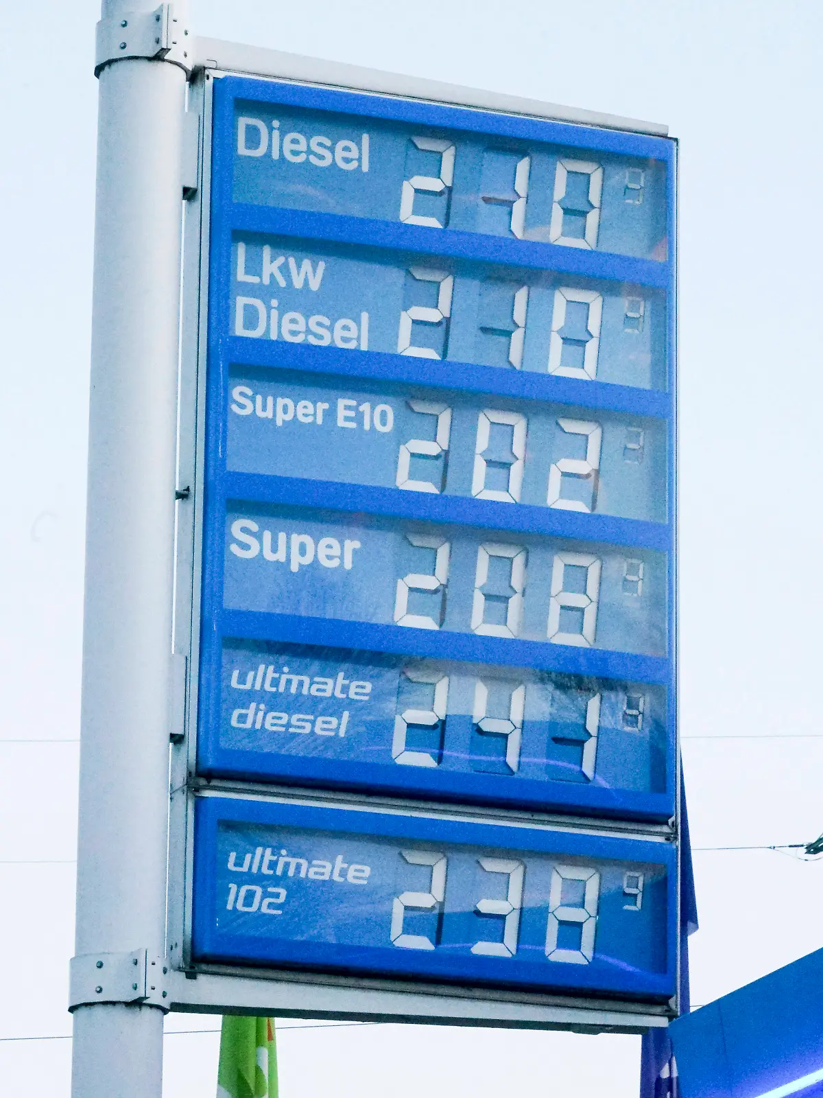 cntv / Benzinpreise Digital Anzeige Tafel bei einer Aral Tankstelle Liter Preise fuer Benzin E10 Super Diesel zwischen 21,149 und 2,410 pro Liter Hamburg Deutschland *** cntv gasoline prices digital display board at an Aral gas station liter prices for gasoline E10 Super Diesel between 21.149 and 2.410 per liter Hamburg Germany