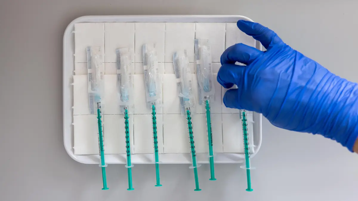  6 original vorbereitete Comirnaty Spritzen fuer die sofortige Impfung in einer Praxis. *** 6 original prepared Comirnaty syringes for immediate vaccination in a surgery Copyright: xBEAUTIFULxSPORTS/KJPetersx 
