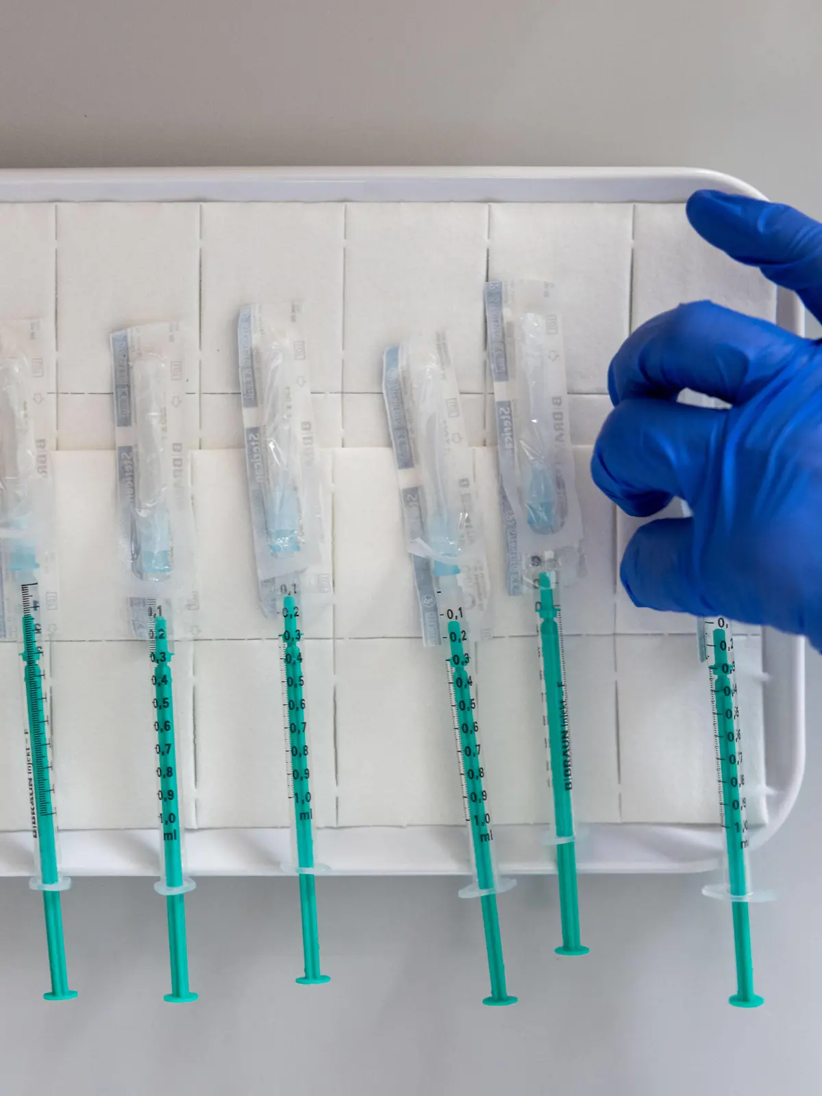  6 original vorbereitete Comirnaty Spritzen fuer die sofortige Impfung in einer Praxis. *** 6 original prepared Comirnaty syringes for immediate vaccination in a surgery Copyright: xBEAUTIFULxSPORTS/KJPetersx 