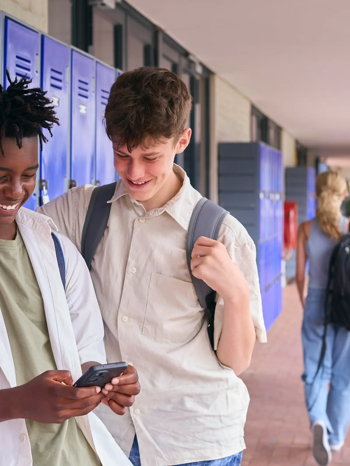 mobile kommunikation,smartphone,schulfreunde,Bildverwendung nur mit Urhebervermerk: Monkey Business 2/Shotshop/picture alliance. Keine Exlusivverkäufe möglich.